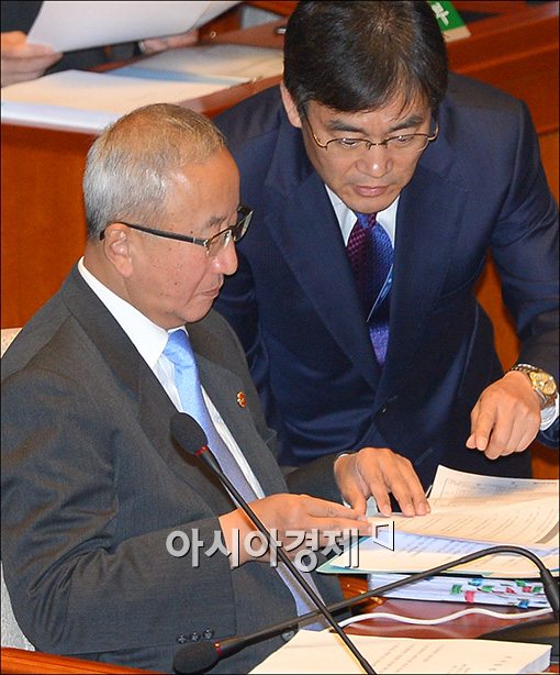 [포토]자료 확인하는 현오석 부총리