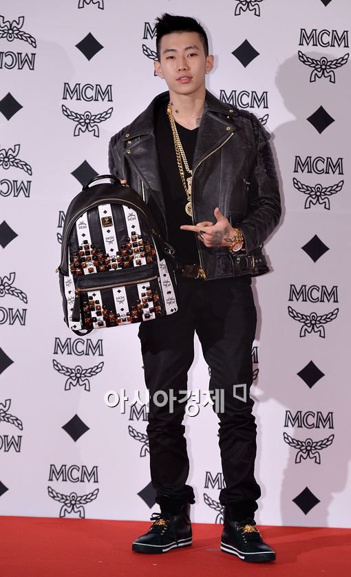 [포토]박재범, 가방 예쁘죠?