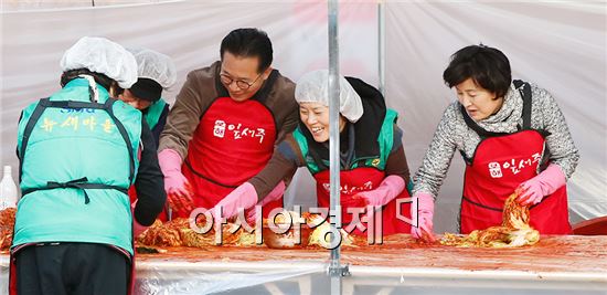 [포토]노희용 동구청장, 산수2동 사랑의 김장담기 행사 참석