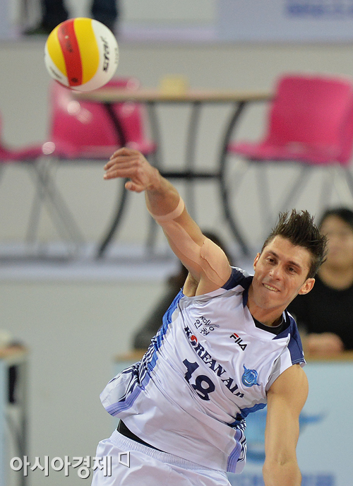 [포토] 마이클의 힘찬 서브