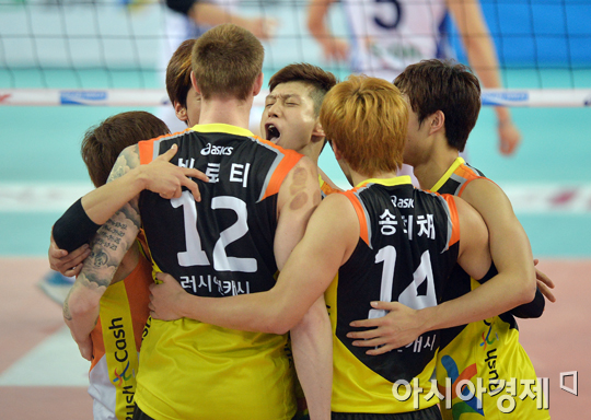 [포토] 득점에 기뻐하는 러시앤캐시 선수들