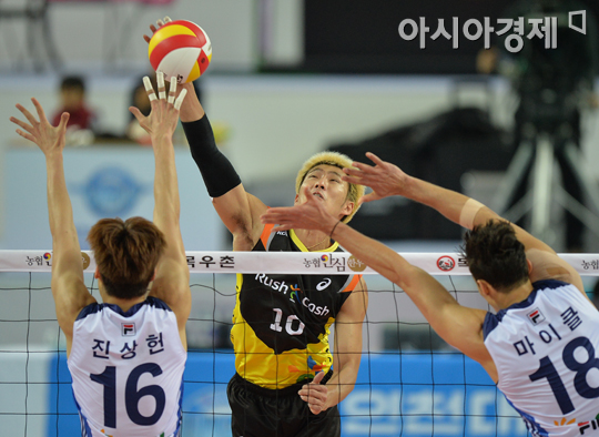 [포토] 강영준 '때린다'