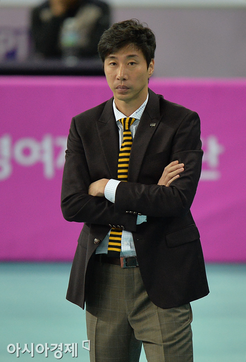 [포토] 김세진 감독 '첫 승은 언제쯤'