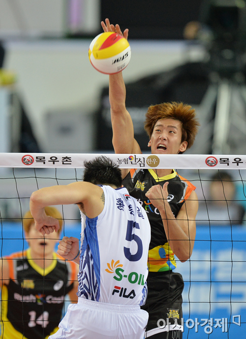 [포토] 송명근 '상대의 실수는 우리의 찬스~'