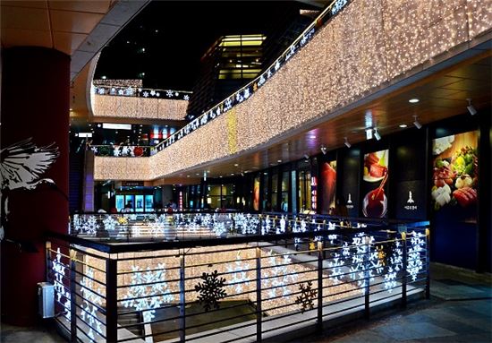 ▲ 신도림 디큐브백화점은 '천개의 눈꽃'을 테마로 한 크리스마스 장식을 설치했다.  