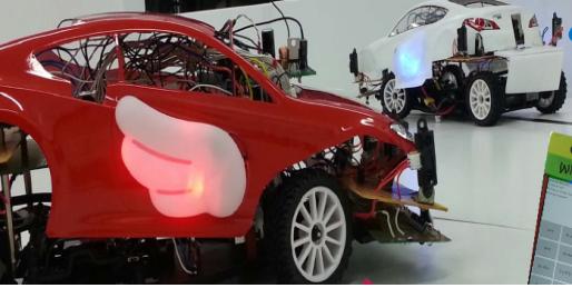 창의적 종합설계 경진대회에서 산업기술진흥원장상을 수상한 이화여대 CnS팀이 출품한 차량 간 통신시스템을 탑재한 지능형무인자동차.
