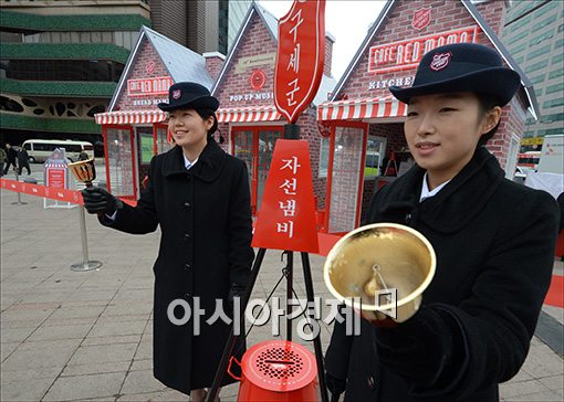 [포토]사랑의 종 울리는 구세군 자선냄비