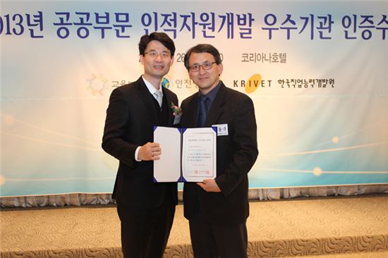 박융수 교육부 평생직업교육국장(왼쪽)과 이동국 방송대 부총장.
