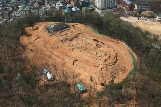 우리나라 최초 고구려 해자와 철제 깃대 발견