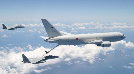 공중급유하는 일본 항공자위대의 KC-767J 공중급유기