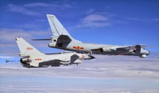폭격기에 공중급유하는 중국의 H-6U공중급유기