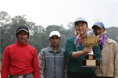  네팔에서 열린 한 아마추어골프대회에서 챔피언 트로피를 차지한 필자(오른쪽 두 번째).