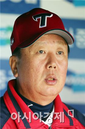 KIA 선동열 감독, "내년 시즌 명예회복 위한 자기반성과 백업 양성"