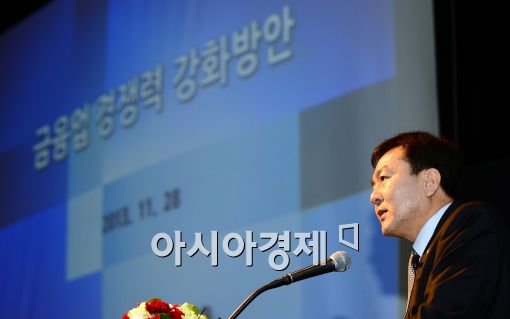 [포토]신제윤 금융위원장, 금융경영인 조찬강연회 참석