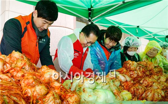 [포토]마중봉사회와 롯데백화점, 사랑의 김장 나누기 행사