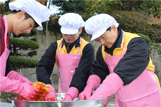 대한주택보증, 부산서 '사랑의 김장 담그기' 봉사활동