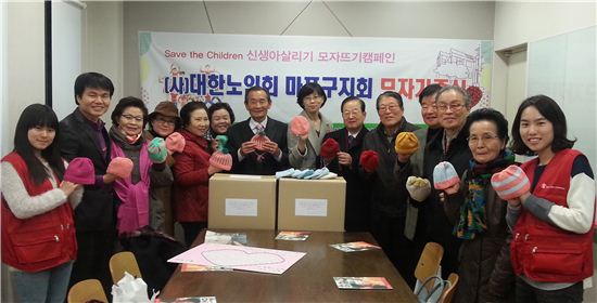 모자 전달