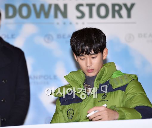 [포토]김수현 '사인은 정성껏'