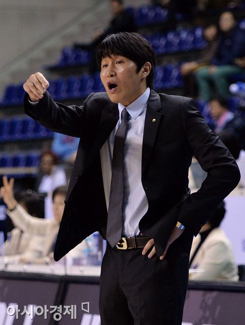 [포토] 위성우 감독 '연승 이어가야지'