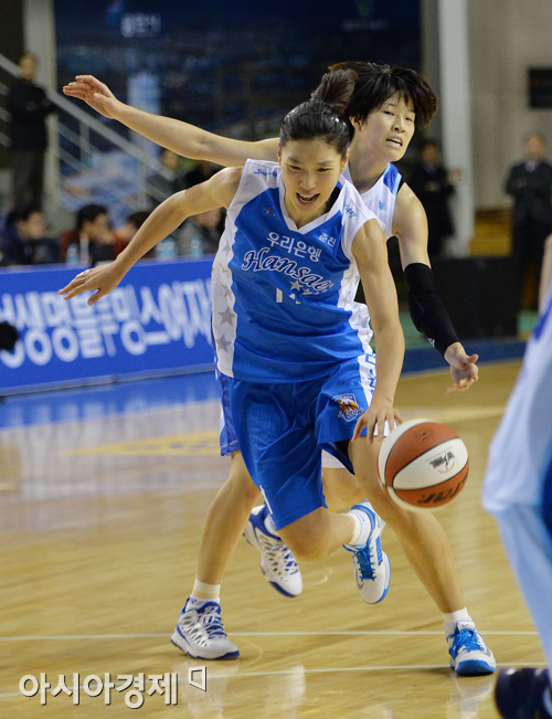 [포토] 임영희 '수비를 뚫고~'