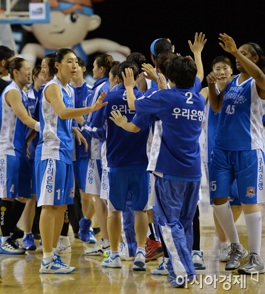 [포토] 6전 6승 우리은행 '아슬아슬했어~'