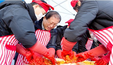 지난해 12월 열린 사랑의 김장나누기 행사에서 이종수 SH공사 사장이 직원들과 함께 김장을 담그고 있다.