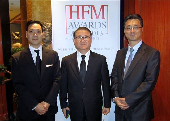 기동환 우리투자증권 홍콩법인장(가운데)과 신남 우리앱솔루트파트너스 법인장(오른쪽), 문성식 우리앱솔루트파트너스 CIO가 홍콩  만다린 오리엔탈 호텔에서 열린 HFMWeek Asia Performance Awards 2013에서 수상 후 기념촬영을 하고 있다.

