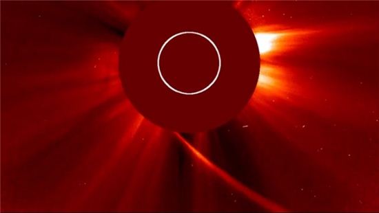 ▲NASA가 공개한 영상 중 아이손 혜성이 태양으로 돌진한 후 사라진 장면. 동그란 하얀선은 태양의 크기이고 불투명한 원형은 태양의 빛을 가리고 촬영하기 위해 덧댄 가림막이다.