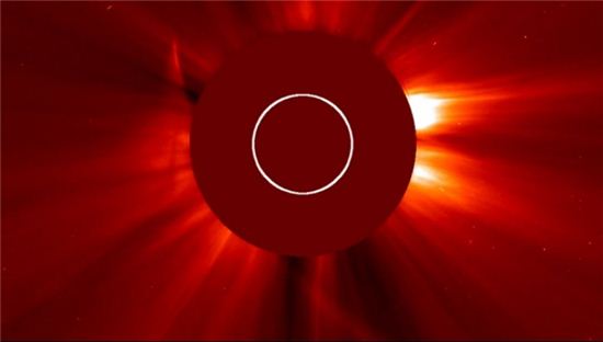 ▲NASA에서 공개한 동영상의 한 장면. 왼쪽 윗부분에 태양과의 가장 가까운 근저점을 통과한 후의 아이손 혜성이 보인다. 핵 부분이 없어진 상태로 태양을 통과하기 전보다 매우 흐릿해졌다.