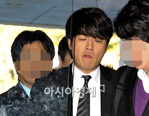 [포토]류시원, 어두운 표정으로 법정 출석