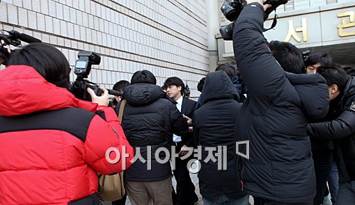 [포토]취재진에 싸인 류시원