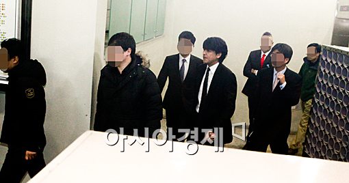 [포토]법정 나서는 류시원, 빈틈없는 철통경호