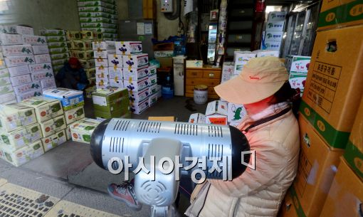 [포토]몸 녹이는 상인들