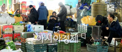 [포토]몸 녹이는 상인들