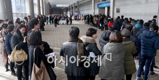 [포토]길게 줄지어 선 시민들