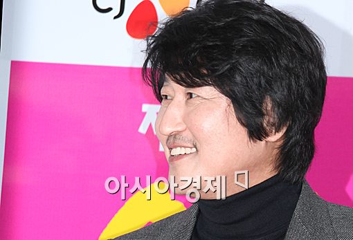 [포토]송강호, 관상 잘 보더니..'남우주연상 수상'