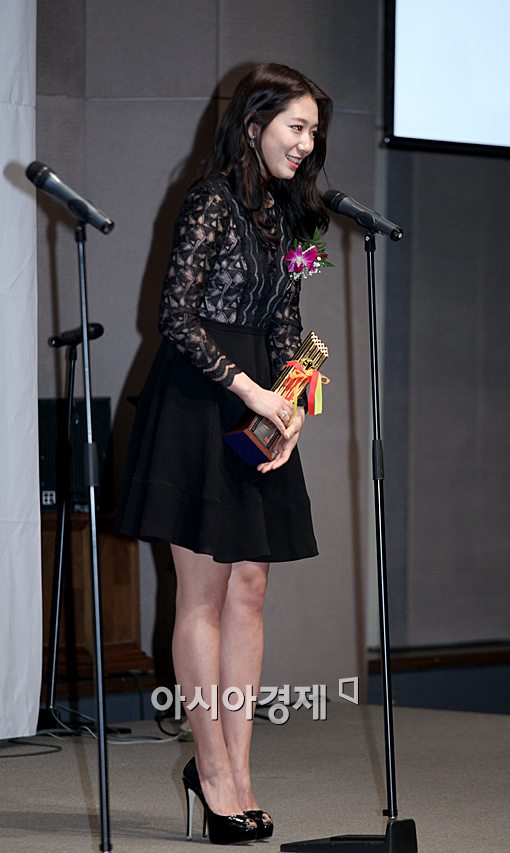 [포토]박신혜, 제33회 영평상 여우조연상 수상