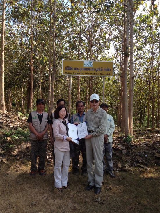 김용하(앞줄 오른쪽) 산림청 차장은 라오스 무앙상통구에서 해외조림사업을 성공적으로 이끌고 있는 김지영 (주)마루산업 대표에게 산림청장 표창장을 전하고 있다.