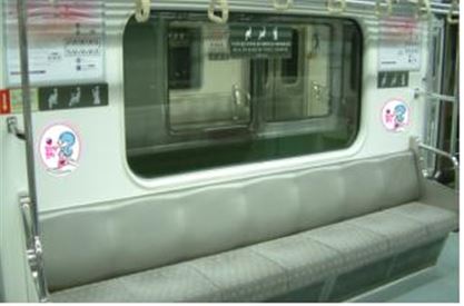 서울시 지하철에 설치될 임산부 배려석. (양쪽 끝 엠블럼)