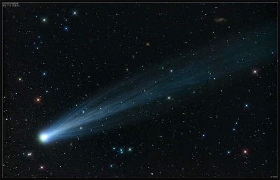 아마추어가 찍은 '꼬리를 그리며 떨어지는 아이손 혜성'