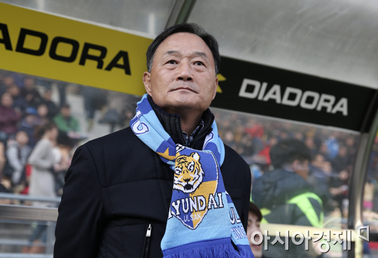 [포토] 김호곤 감독 '철퇴축구의 진수를 보여주지'