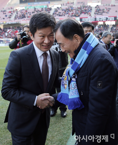 [포토] 김호곤 감독과 악수 나누는 정몽규 축구협회장