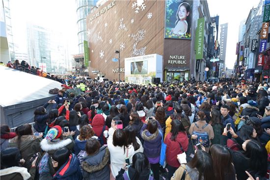 네이처리퍼블릭이 1일 서울 명동월드점에서 전속모델 EXO(엑소) 팬사인회를 개최한 가운데 1만 명이 넘는 팬들이 구름처럼 몰려 열띤 분위기를 연출하고 있다.