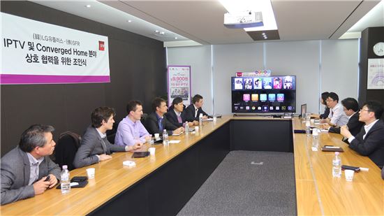 2일 프랑스 복합 미디어 그룹 비방디(Vivendi) 그룹 산하의 통신 사업자 SFR 임직원이 서울 남대문로에 위치한 LG유플러스 본사를 방문해 U+tv G 및 컨버지드홈 서비스 분야 벤치마킹과 향후 협력을 위한 의향서를 체결했다.