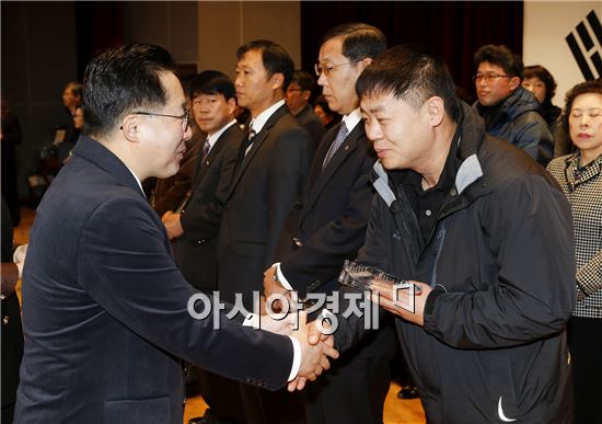 [포토]노희용 동구청장, 지역경제활성화 유공구민 표창장 수여