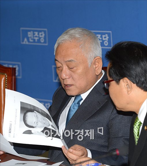 [포토]황우여 대표 관련기사 보는 김한길 대표