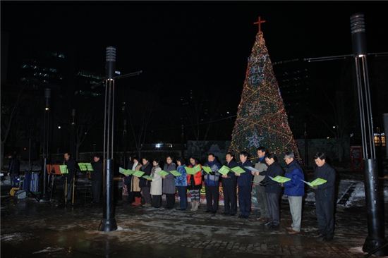 왕십리광장 성탄트리 불 밝혀 
