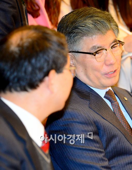 [포토]대화 나누는 김중수 총재