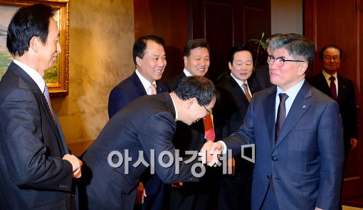 [포토]악수하는 김중수 한은 총재