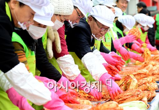 [포토]김장하는 황우여 새누리당 대표